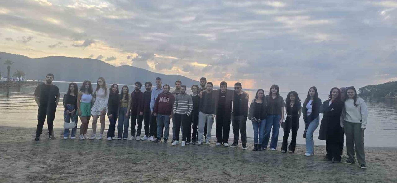 Menteşe’nin gönüllü gençlerinden örnek çevre hareketi