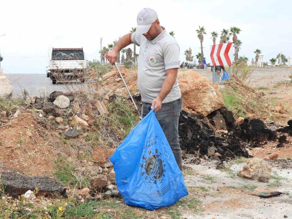 Üç hafta önce 60 çuval çöp toplanan caddeden bu sefer 80 çuval çöp çıktı