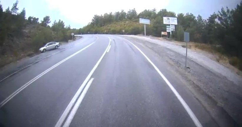 Antalya’da yağış nedeniyle kayganlaşan yolda otomobil takla attı: 2 yaralı