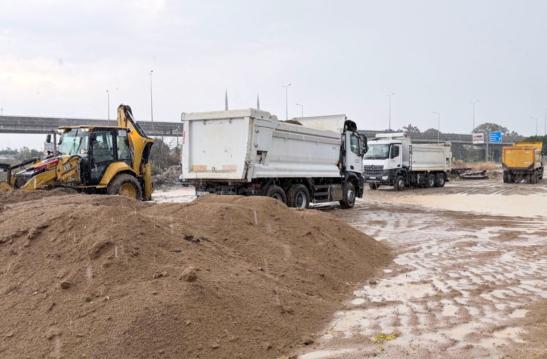 Doğayı tahrip eden kum hırsızları yakalandı: Tahribat dron kamerasında