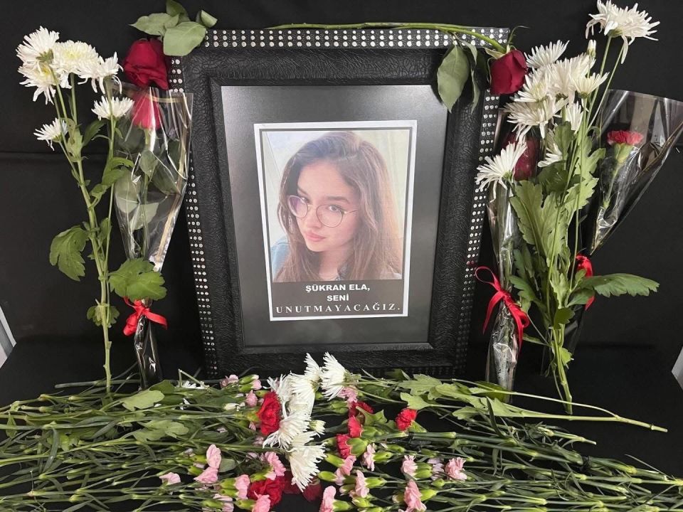 Kazada hayatını kaybeden Şükran’ın sınıfındaki sırasına arkadaşları çiçekler bıraktı