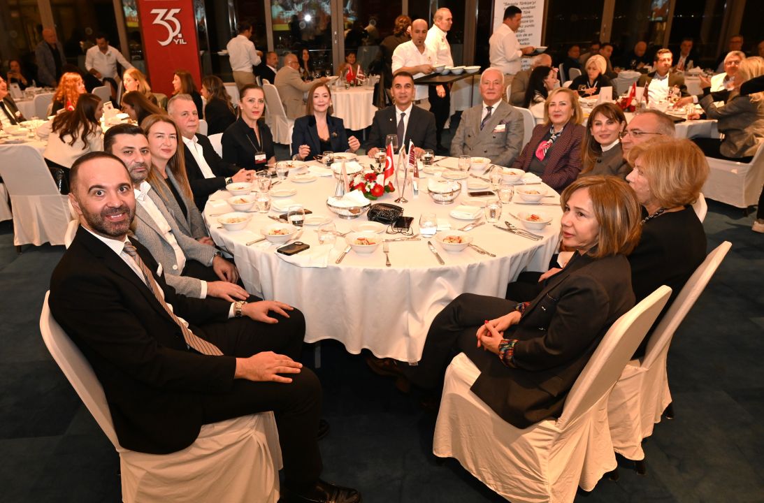 Antarktika’dan uzaya uzanan tasarımlar: Arzu Kaprol ANSİAD üyeleriyle buluştu