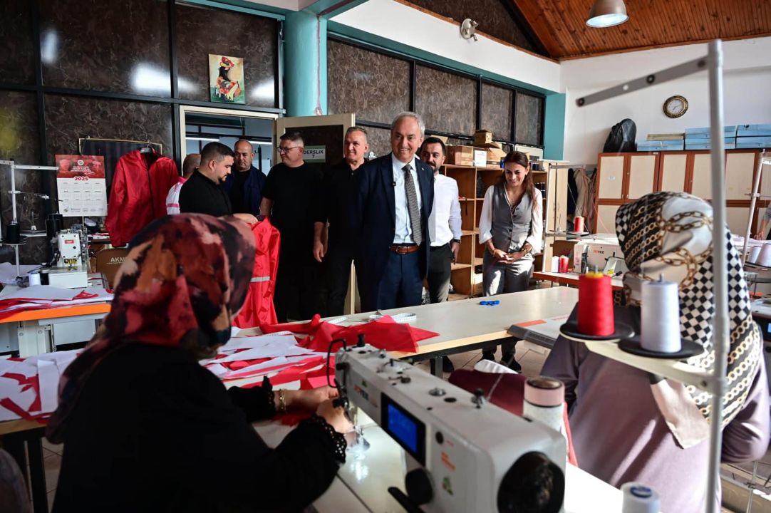 Kocagöz, kadın emeğiyle büyüyen Tekstil Atölyesi’ni ziyaret etti