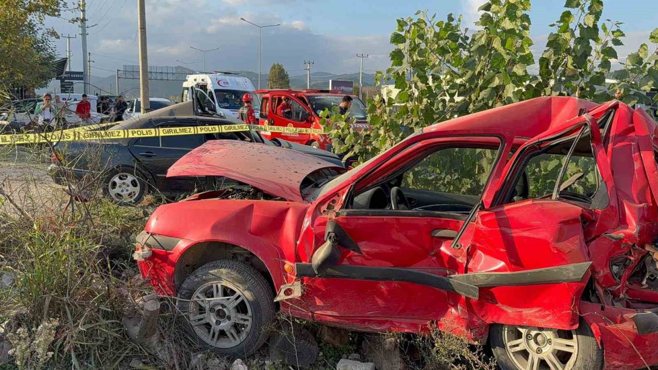 Seydikemer’de kontrolden çıkan otomobil park halindeki araca çarptı: 1 ölü