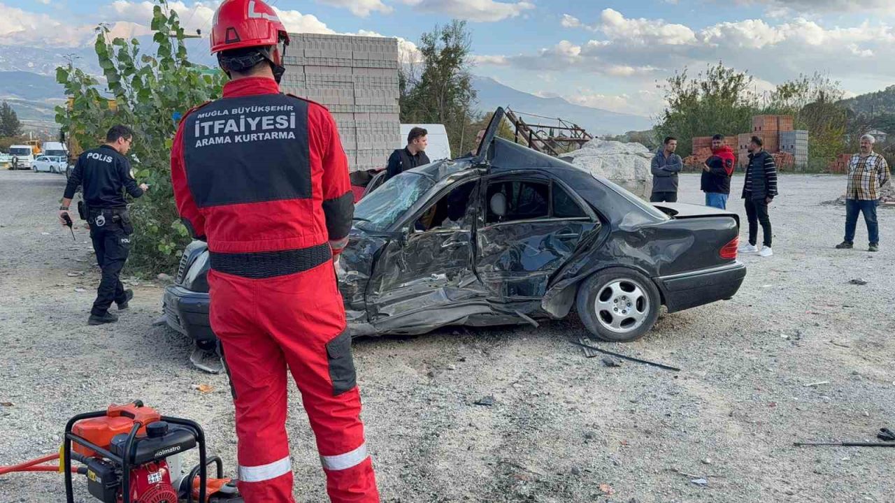 Seydikemer’de kontrolden çıkan otomobil park halindeki araca çarptı: 1 ölü