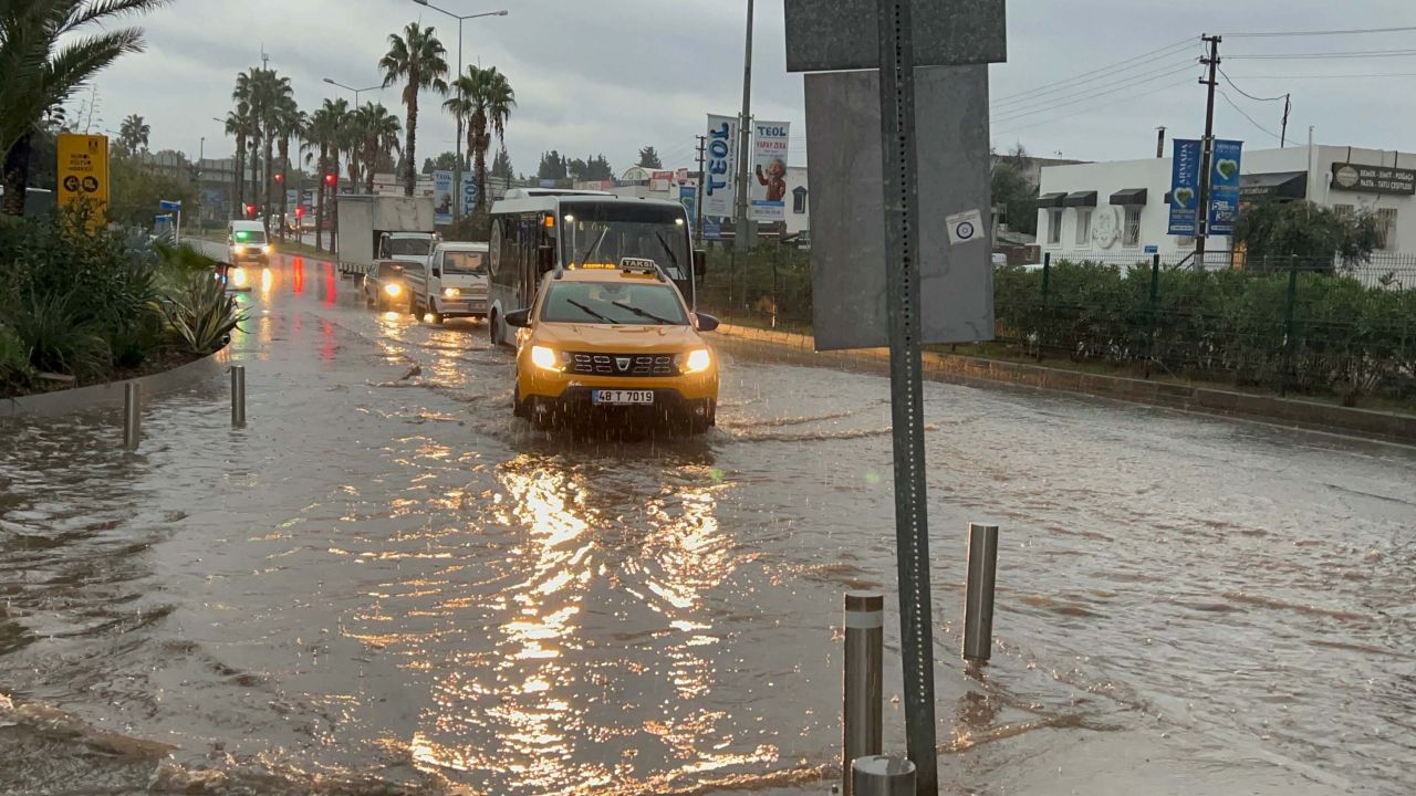Bodrum'da sağanak; 1 evi su bastı, yollar göle döndü