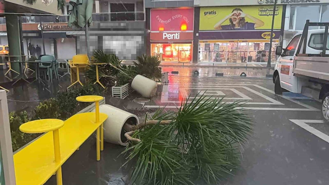 Marmaris’te fırtına ve sağanak etkili oldu: 3 tekne karaya vurdu