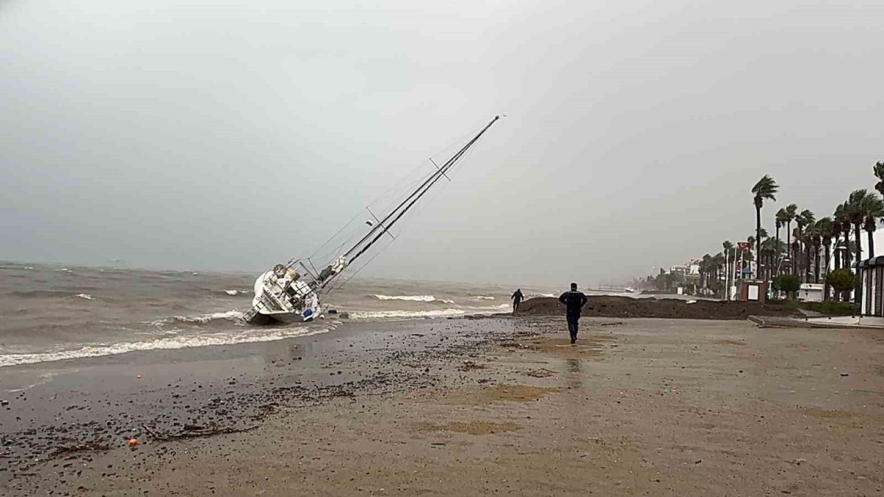 Marmaris’te fırtına ve sağanak etkili oldu: 3 tekne karaya vurdu