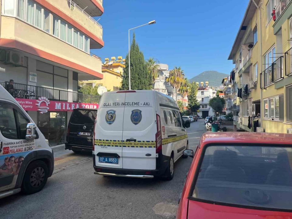 Alanya’da apartmanın giriş katında çıkan yangın korkuttu