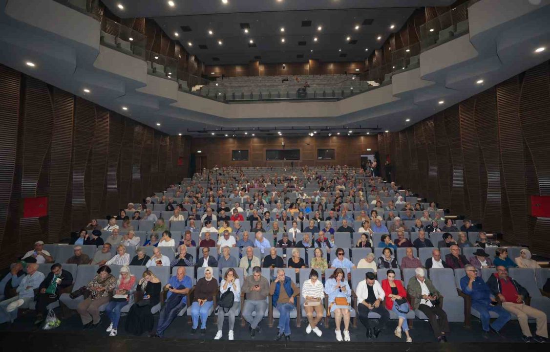Mersin’de emekli evi üyeleri ‘Ben Anadolu’ oyununa yoğun ilgi gösterdi
