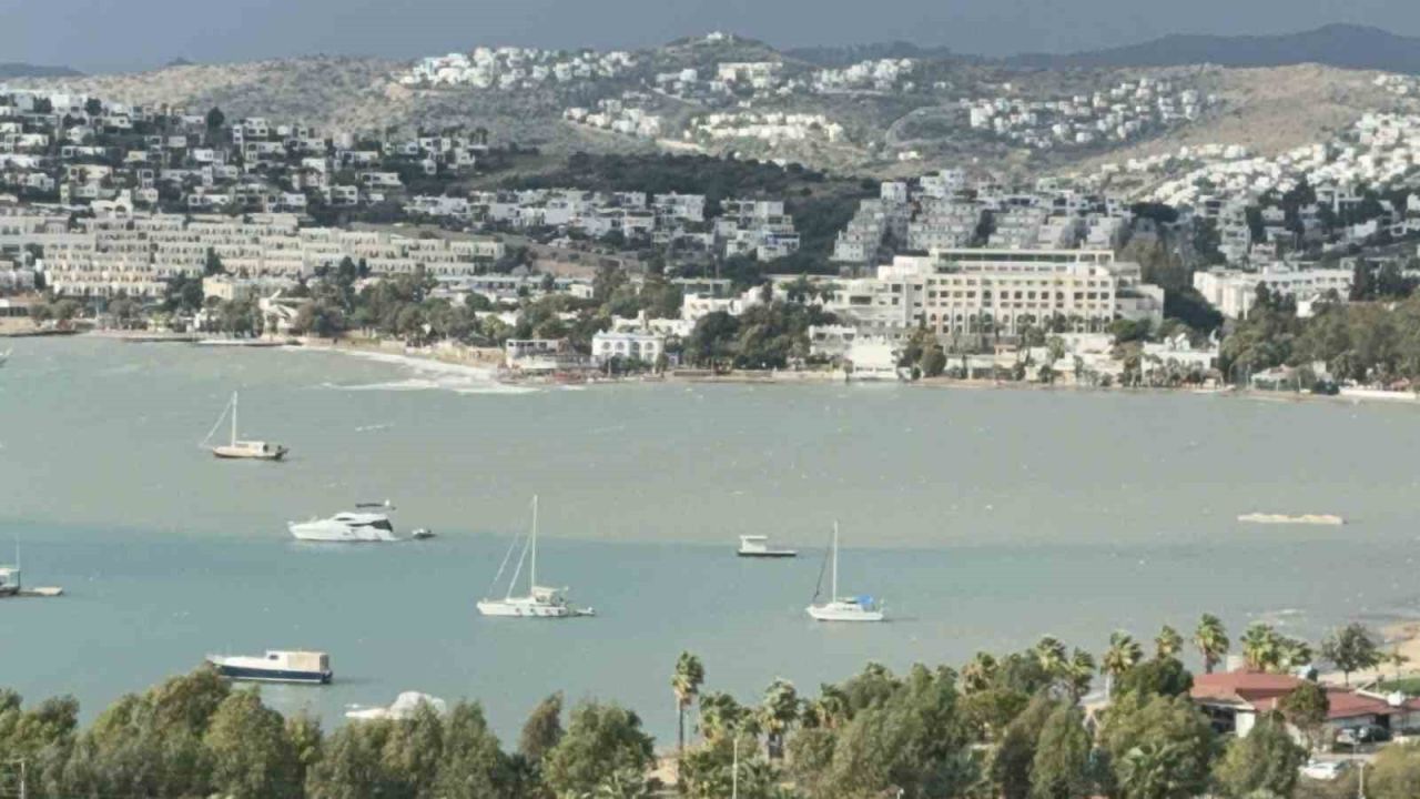 Bodrum’da sağanak sonrası deniz çamura döndü, ikiye ayrılan renk görenleri şaşırttı