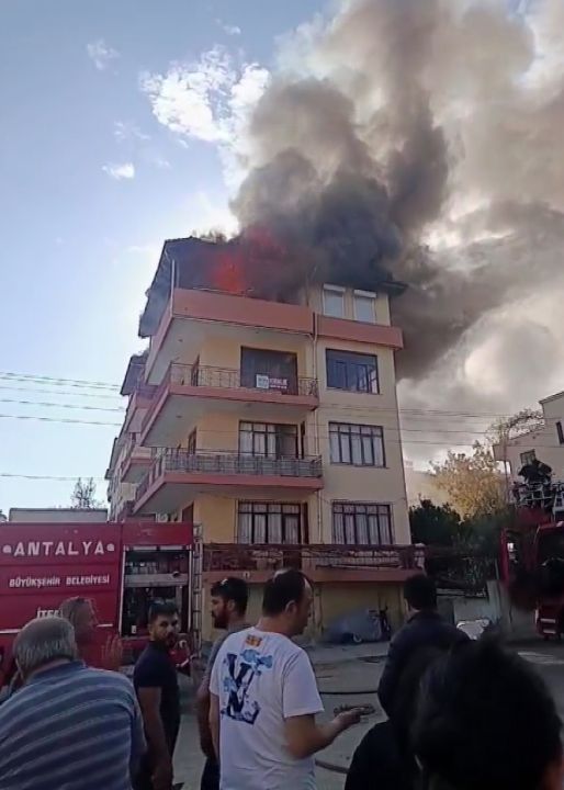 Anne ve çocuklarını kapıyı kırarak çıkardılar