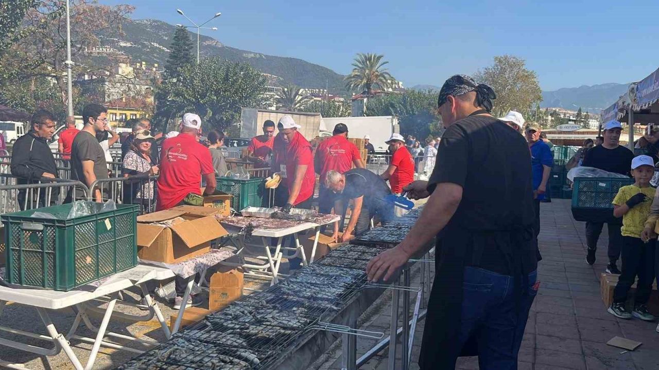 Alanya’da geleneksel hamsi festivali başladı 7 ton hamsi ücretsiz dağıtılacak