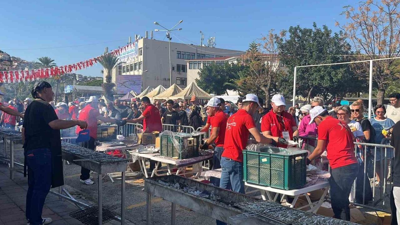 Alanya’da geleneksel hamsi festivali başladı 7 ton hamsi ücretsiz dağıtılacak