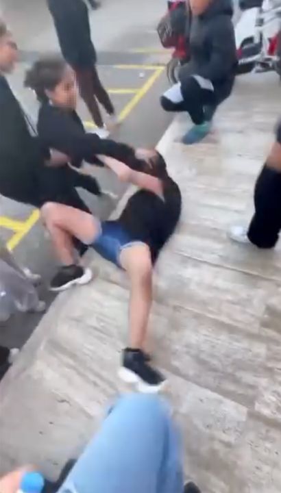 Akranları, kız öğrenciyi tekme- yumruk dövüp saçından sürükledi; o anlar kamerada