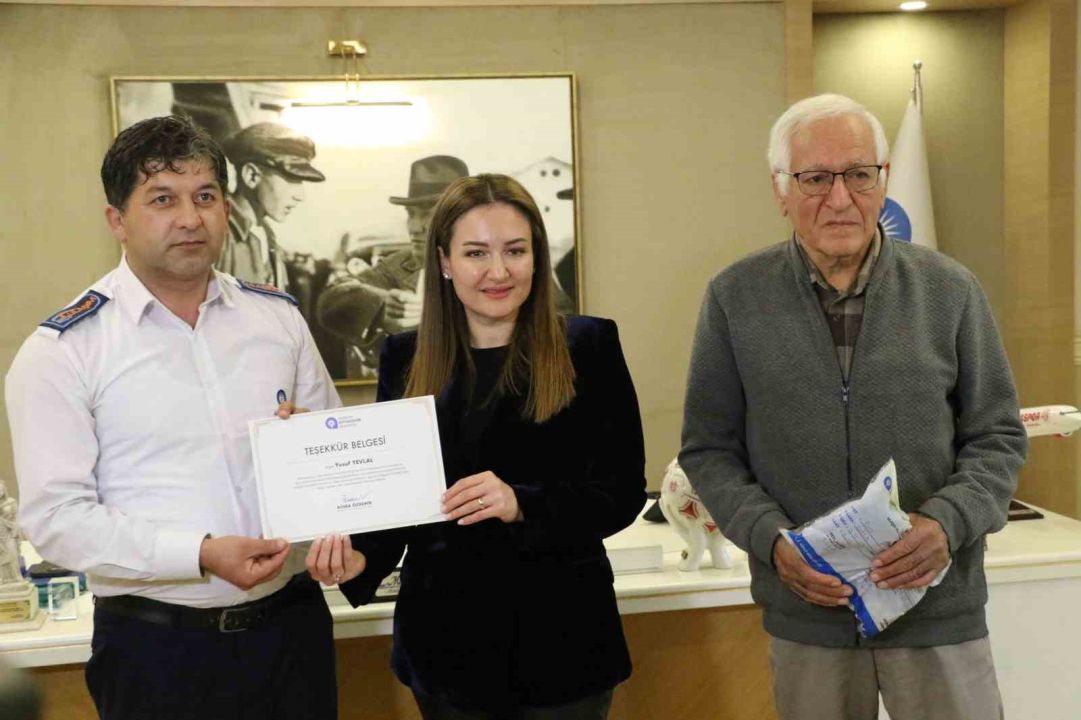 Yaşlı adamın otobüste unuttuğu içinde 4 bin euro olan çantanın başında adeta nöbet tuttu