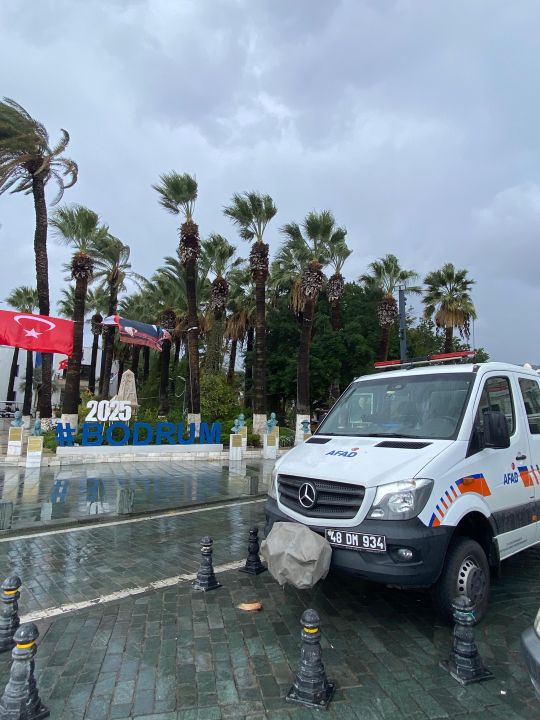 Kuvvetli yağmur uyarısı sonrası ekipler teyakkuza geçti