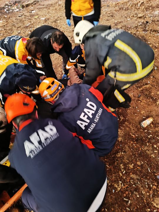 Otomobiliyle uçuruma yuvarlandı