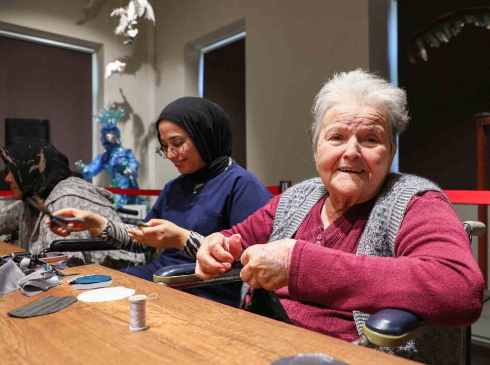 Atık kumaşlar kadınların emeğiyle yılbaşı maskotlarına dönüştü