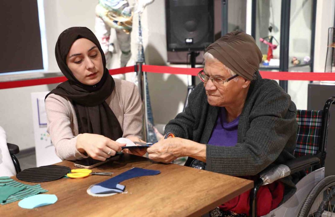 Atık kumaşlar kadınların emeğiyle yılbaşı maskotlarına dönüştü