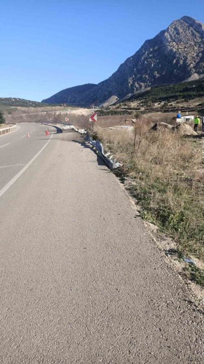 Isparta’da kontrolden çıkan kamyon şarampole devrildi, sürücü yaralandı