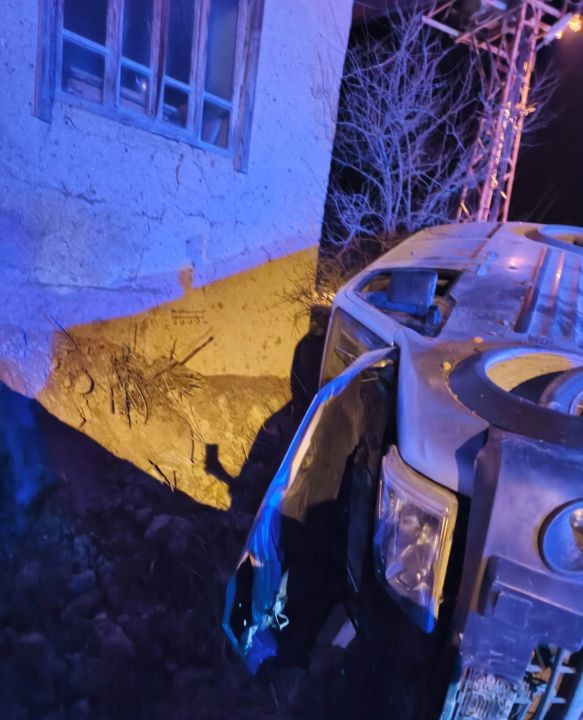 Isparta’da kontrolden çıkan hafif ticari araç devrildi: 2 yaralı