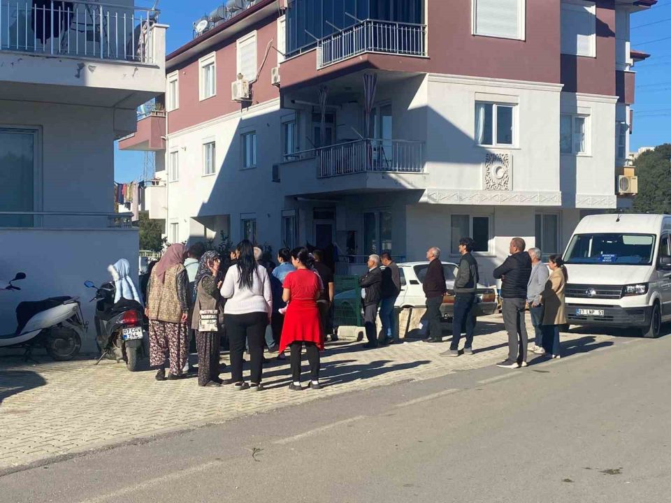 Çatlaklar oluşan evde diken üstünde hayat