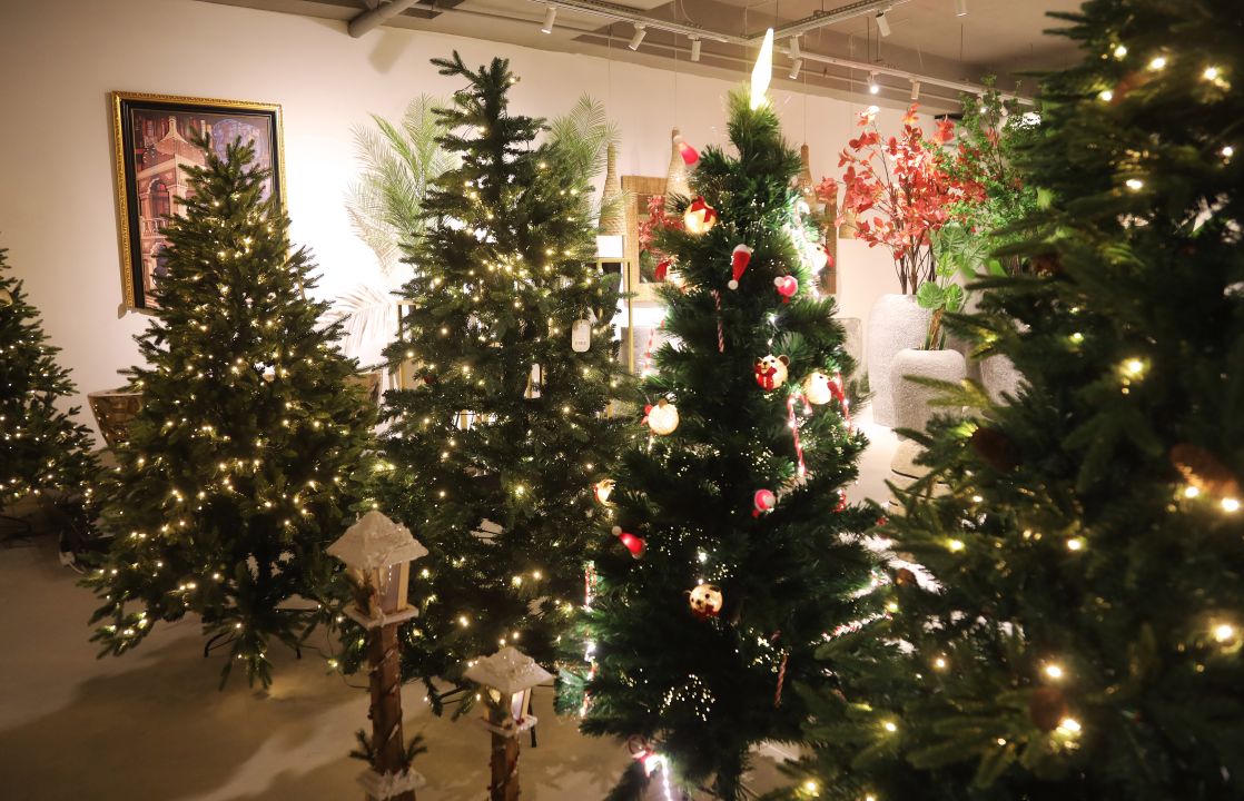 Yılbaşı ağaçlarında hazır süslü ve kompakt modeller ilgi görüyor