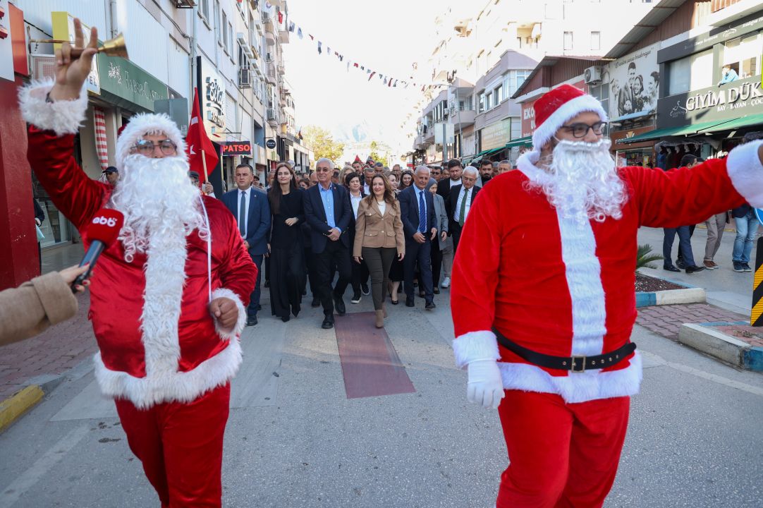 Özdemir, Noel Baba Festivali'ne katıldı