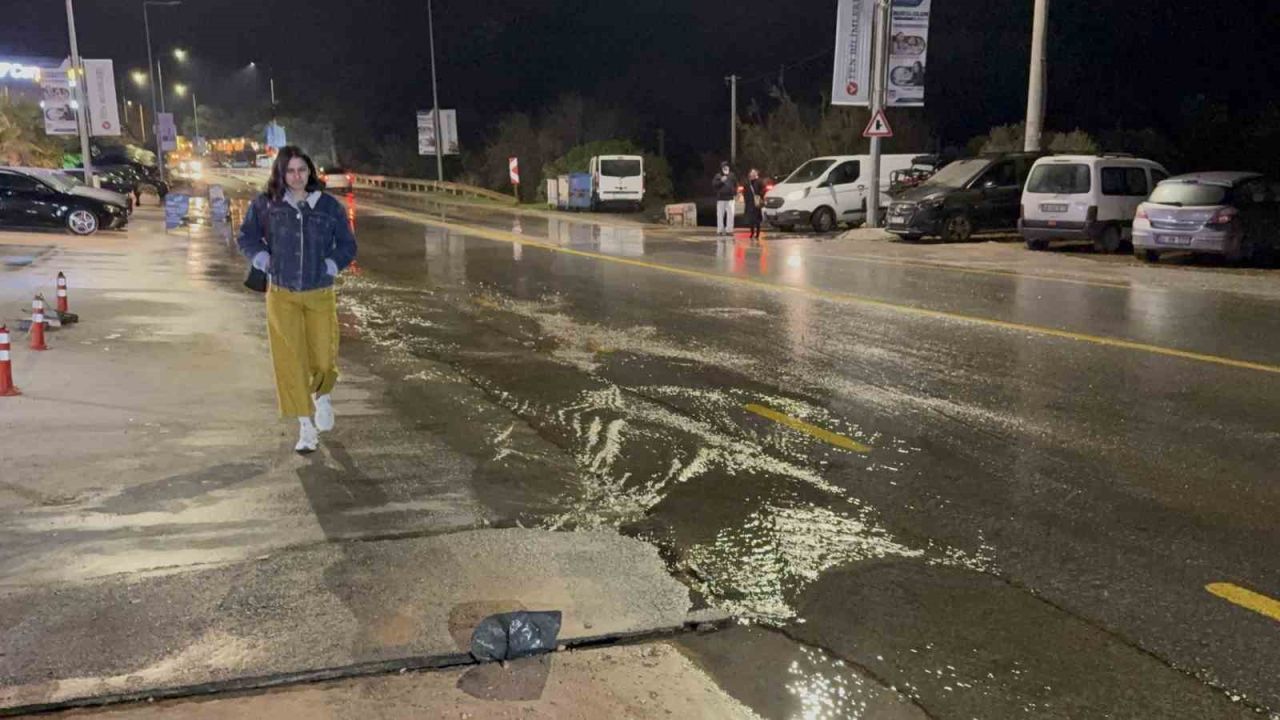Bodrum’da ana su hattı patladı, yol çöktü