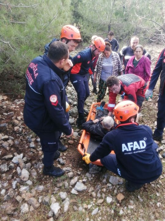 Kayalıklardan düşüp mahsur kalan çoban, kurtarıldı