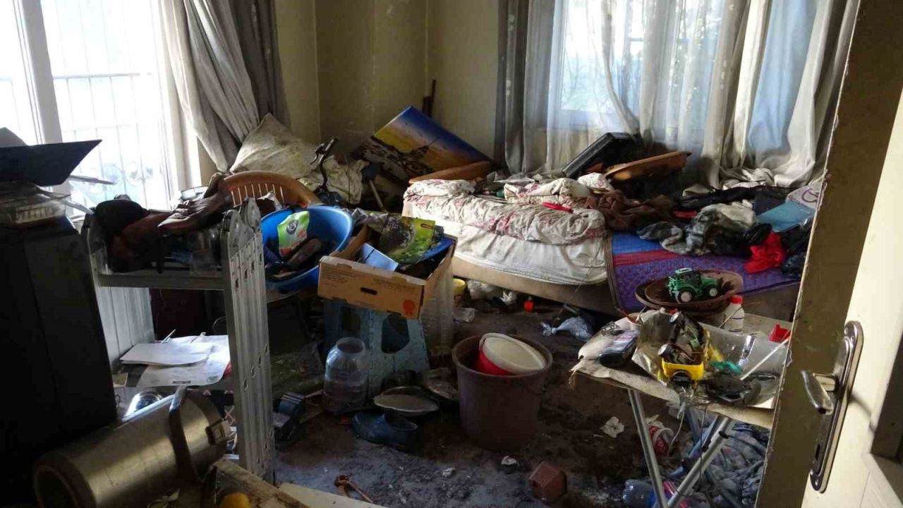 Bakımevine yerleştirilen yaşlı adamın evinden 2 kamyon çöp çıktı