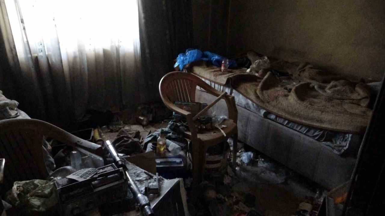 Bakımevine yerleştirilen yaşlı adamın evinden 2 kamyon çöp çıktı