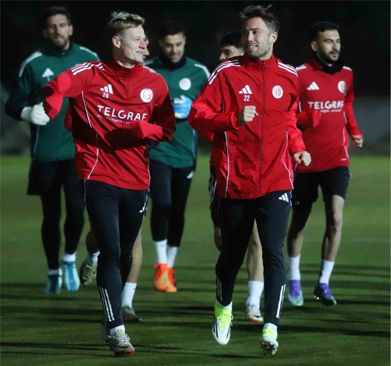 Antalyaspor, Sami Uğurlu yönetiminde ilk antrenmanına çıktı