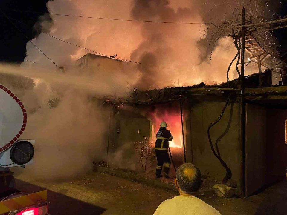 Yangında 2 ev, 1 ahır kullanılmaz hale geldi