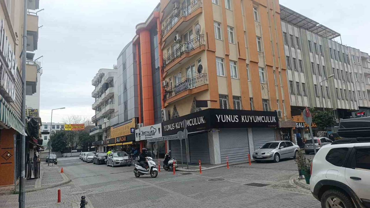 Otomobille motosikletin çarpışma anı kamerada: 1 yaralı