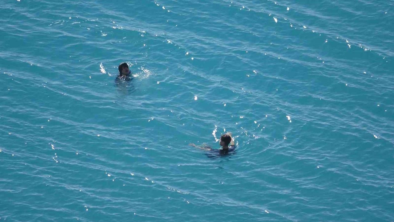 Türkiye kar tatilindeyken Antalya’da öğrenciler deniz keyfi yaptı