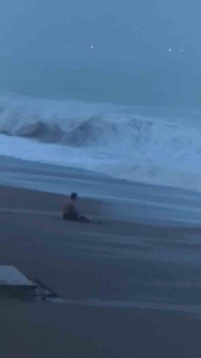 Sahilde şınav çekti, 2 metrelik dalgaları görünce koşarak kaçtı