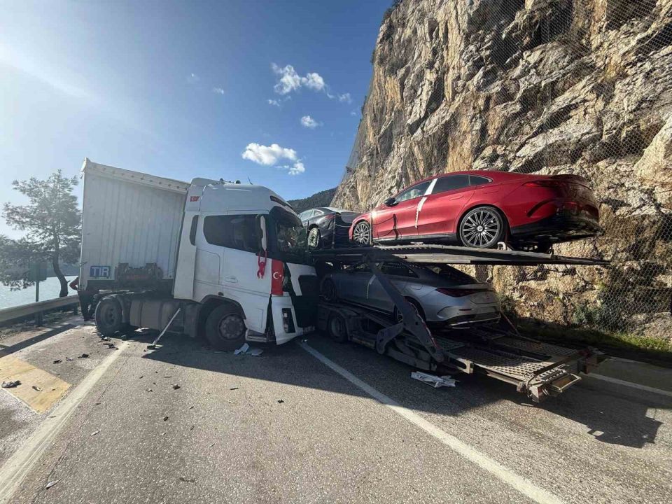 Burdur’da iki tır kafa kafaya çarpıştı: 1’i ağır 2 yaralı
