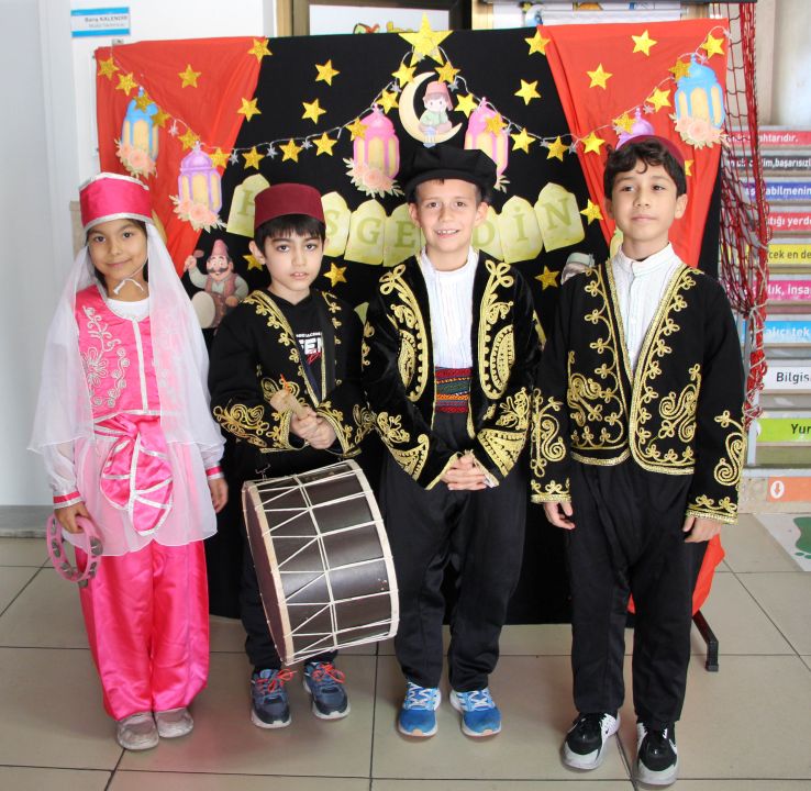 Okulda öğrenciler davul çalıp mani söyledi