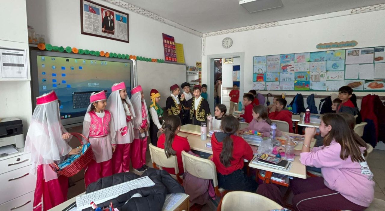 Okulda öğrenciler davul çalıp mani söyledi