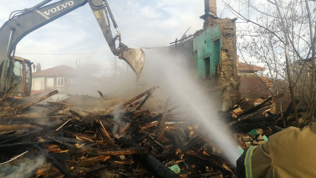 Isparta’da kerpiç ev yangında kullanılamaz hale geldi