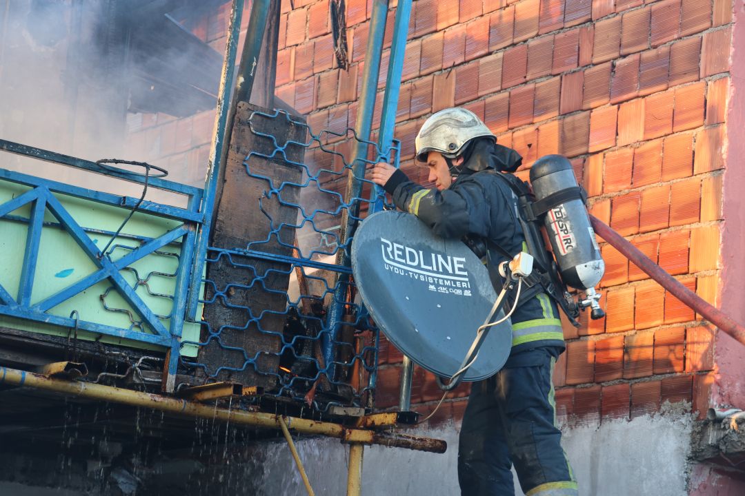 Antalya’da 2 katlı ev sobadan çıkan yangında küle döndü