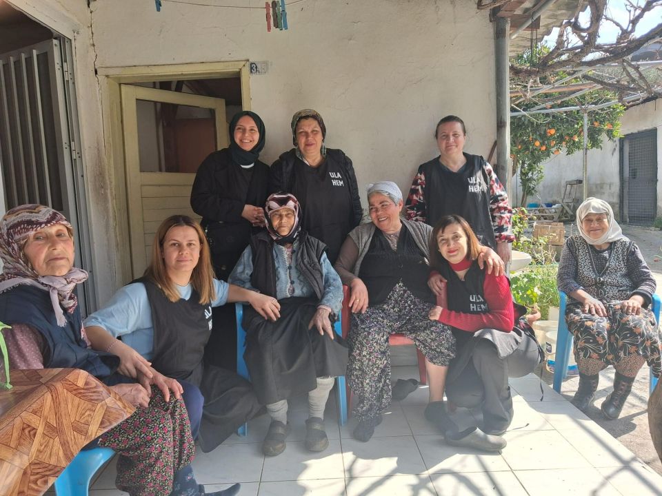 Kursiyerlerden yaşlı kadınlara bakım desteği