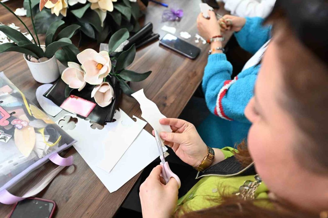 Kadınlar yapay çiçek kursuyla üretip kazanıyor