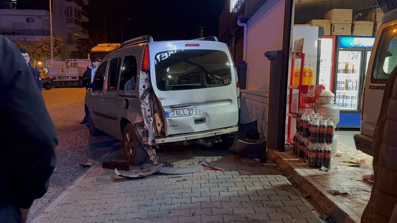 Markete aracıyla girdi