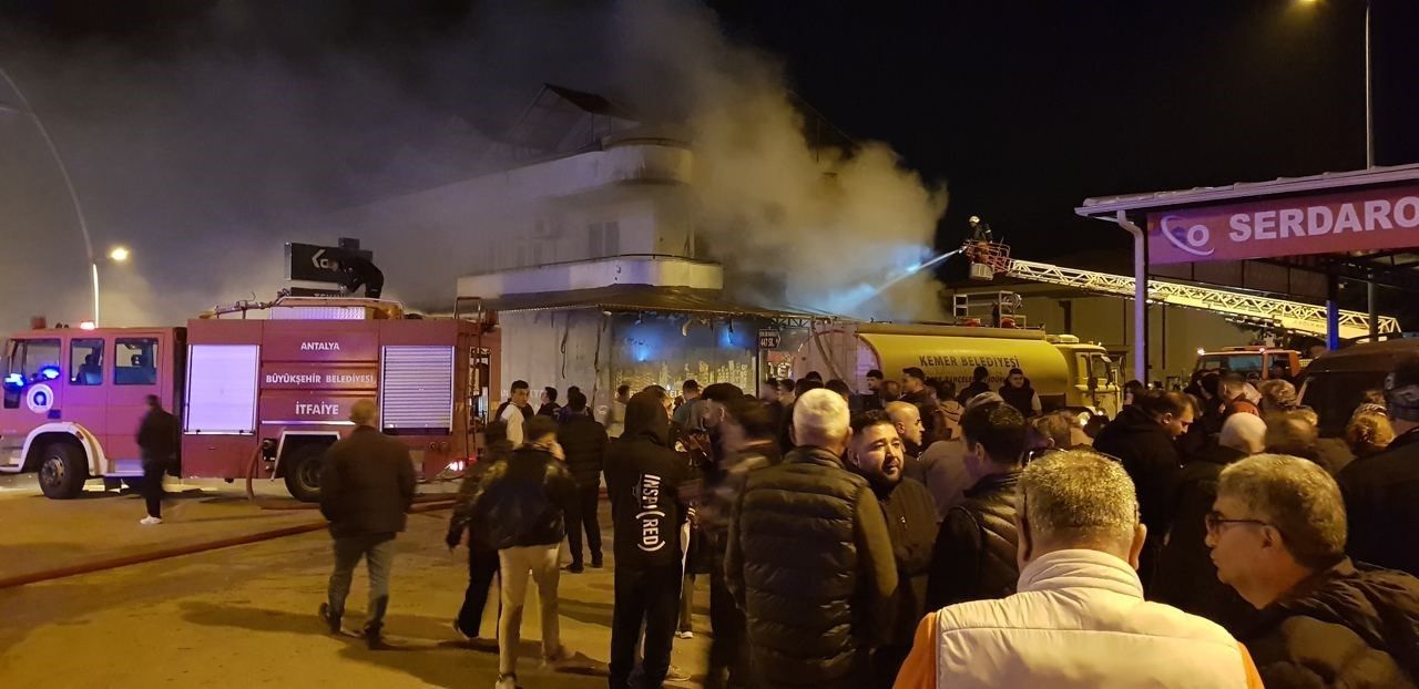 Elektrik malzemesi satan iş yerindeki yangın mahalleliyi sokağa döktü