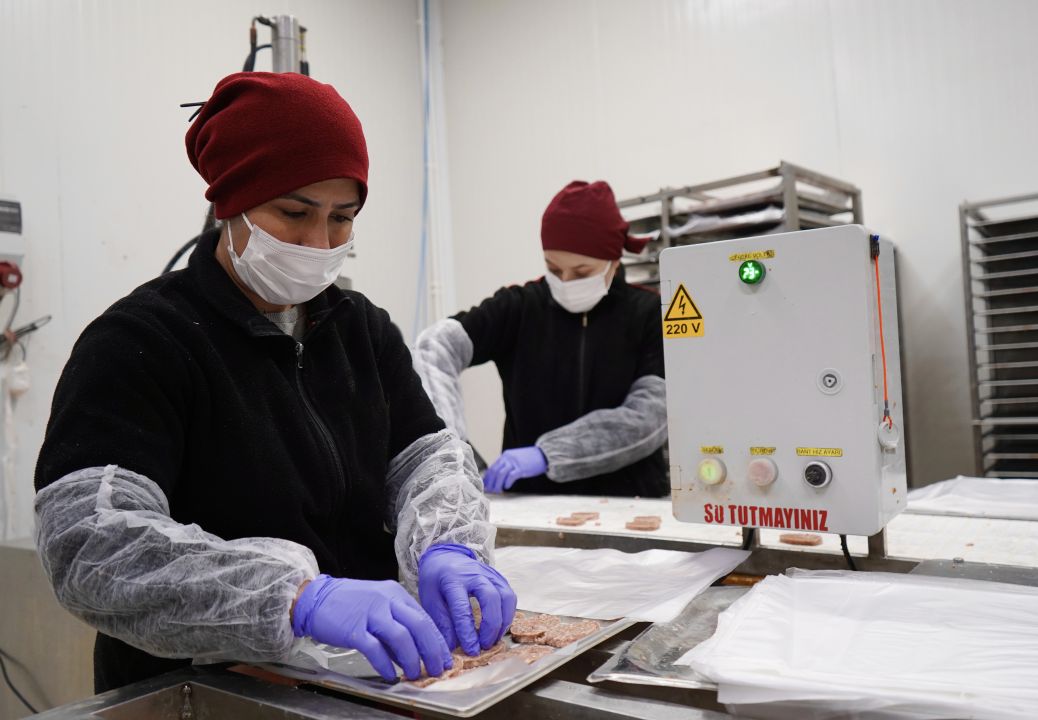 Sanayide kadın gücü; hem üretiyorlar hem de aile ekonomisine katkı sağlıyor