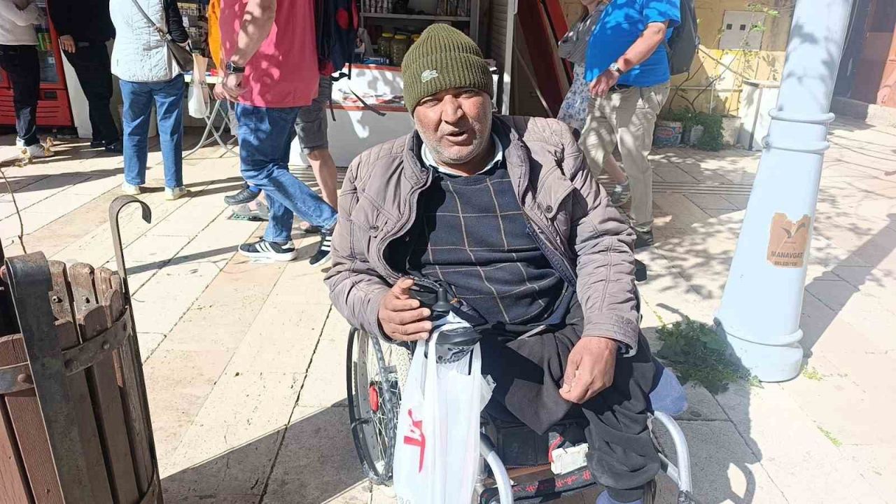 Antalya’da yaya geçidinde engelli aracına otomobilin çarpma anı kamerada