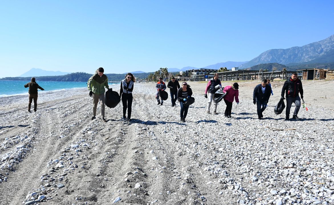 Kemer’de sahil temizliği